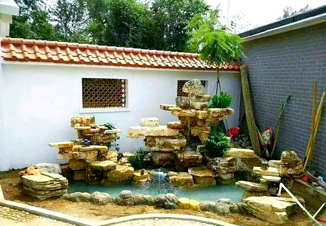 庭院的假山鱼池建在什么位置好(家里院子做个假山鱼池有风水讲究吗)