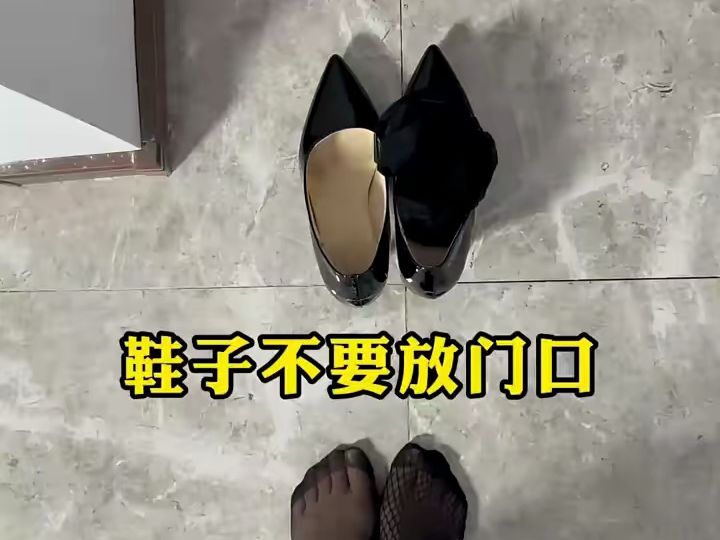 邻居门口放鞋子要警惕(一开门就看见邻居的鞋架) 邻居门口放鞋子要警惕(一开门就看见邻居的鞋架)