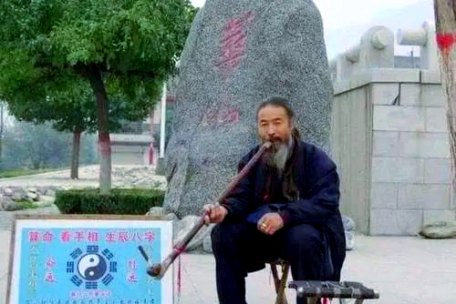 看风水的人叫什么(看风水的人叫什么人?)