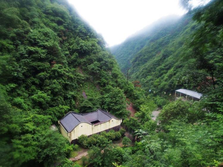 建房后面离山多远比较好(农村建房后山重要还是朝山重要)