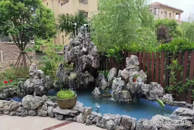 小庭院假山鱼池怎么设计(小庭院假山鱼池怎么设计的)