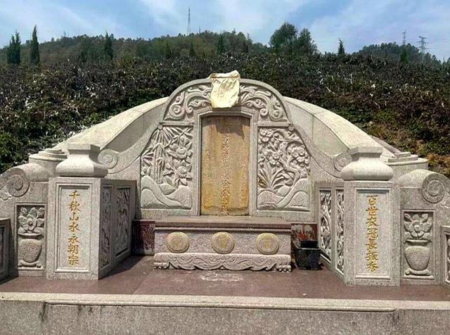 屋后有坟墓有什么讲究(屋后有坟墓有什么讲究吗)