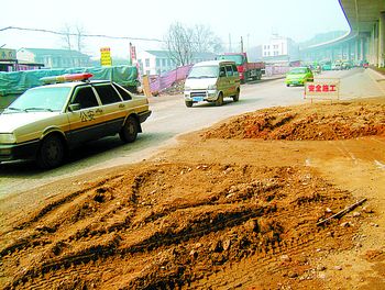 门前路不让过合法吗(门前路不让过车建什么设施当着好) 门前路不让过合法吗(门前路不让过车建什么设施当着好)